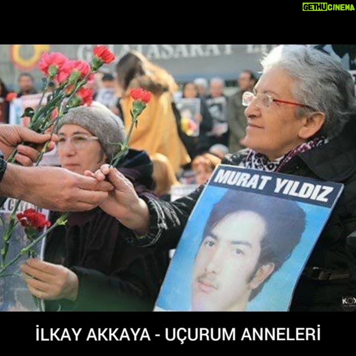 İlkay Akkaya - 4.5K Likes - Bizim Annelerimiz İki Uçurum Arasında
Doğurdu Bizi
Gözlerinde Ve Göğüslerinde
Eski Yüklerin Dikenli İzleri
Sorsak Onlara Nasıl Acıtır Dikenin İzi
Ki Yeniden Doğururlar Gülerek Bizi
Bizim Annelerimiz Kirli Bir Hayat
Temiz Ekmeklerle Büyüttü Bizi
.
.
#cumartesianneleri #annelergünü #şarkı #şarkısözleri #ilkayakkaya #ucurumanneleri