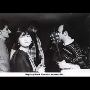 İlkay Akkaya Instagram - İLKAY AKKAYA ( KIZILIRMAK ) - HAZRETİ ŞAHIN AVAZI 
Hazreti şahın awazı
Turna derler bir kuştadır
Asası bir deryasında
Hırkası bir derwiştedir
.
.
.
#tbt #grupkızılırmak #şarkı #türkü #şarkılar #müzik #müzikkutusu #90lar #retro #photography #black #blackwhite #photooftheday #photography #müzikvideo #music #world
