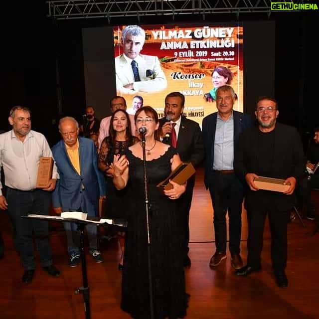 İlkay Akkaya - 3.9K Likes - Adana'da, Çukurova Belediyesi'nin davetlisi olarak Yılmaz Güney Anması'ndaydık. Çok güzel bir gece oldu. Emeği geçen herkese sonsuz teşekkürler.
#yılmazgüney
#çukurovabelediyesi
#adanabüyükşehirbelediyesi