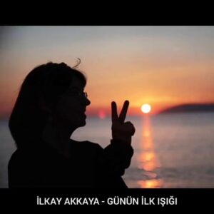 İlkay Akkaya Instagram - Günün ilk ışığı vurunca dağlara
Soluğun alırım rüzgarlardan
Açarım kanatlarım 
buğulu bir mavzerden
Dolu dizgin gözlerine
.
.
#türkü #şarkı #müzik #müzikkutusu #istanbul #ilkayakkaya #şiirsokakta #youtube #spotify #video #müzikvideo #instagood #instamusic #şarkısözleri #kızılırmak #şiir