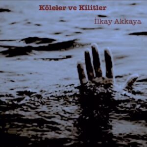 İlkay Akkaya Instagram - İLKAY AKKAYA - KÖLELER VE KLİTLER (Tüm müzik dinleme platformlarında) @peyk_band #peyk #kölelerveklitler #youtube #spotify #müzikönerisi