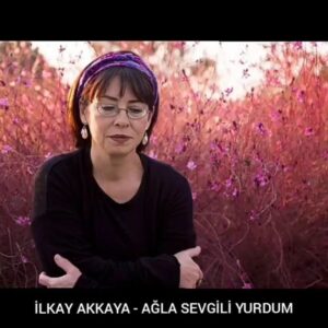 İlkay Akkaya Instagram - Doğumsuz bir toprak
Işıksız yaprak gibi
Sazımdan dökülen 
Acı türküler gibi
Aşkım sevgim ve hüzünlü 
Yoldaşlarım gibi
Ağla sevgili yurdum ağla
.
.
#şarkı #müzik #müzikkutusu #konser #ilkayakkaya #şiirsokakta #youtube #spotify #video #vmüzikvideo #instagood #instamusic #şarkısözleri