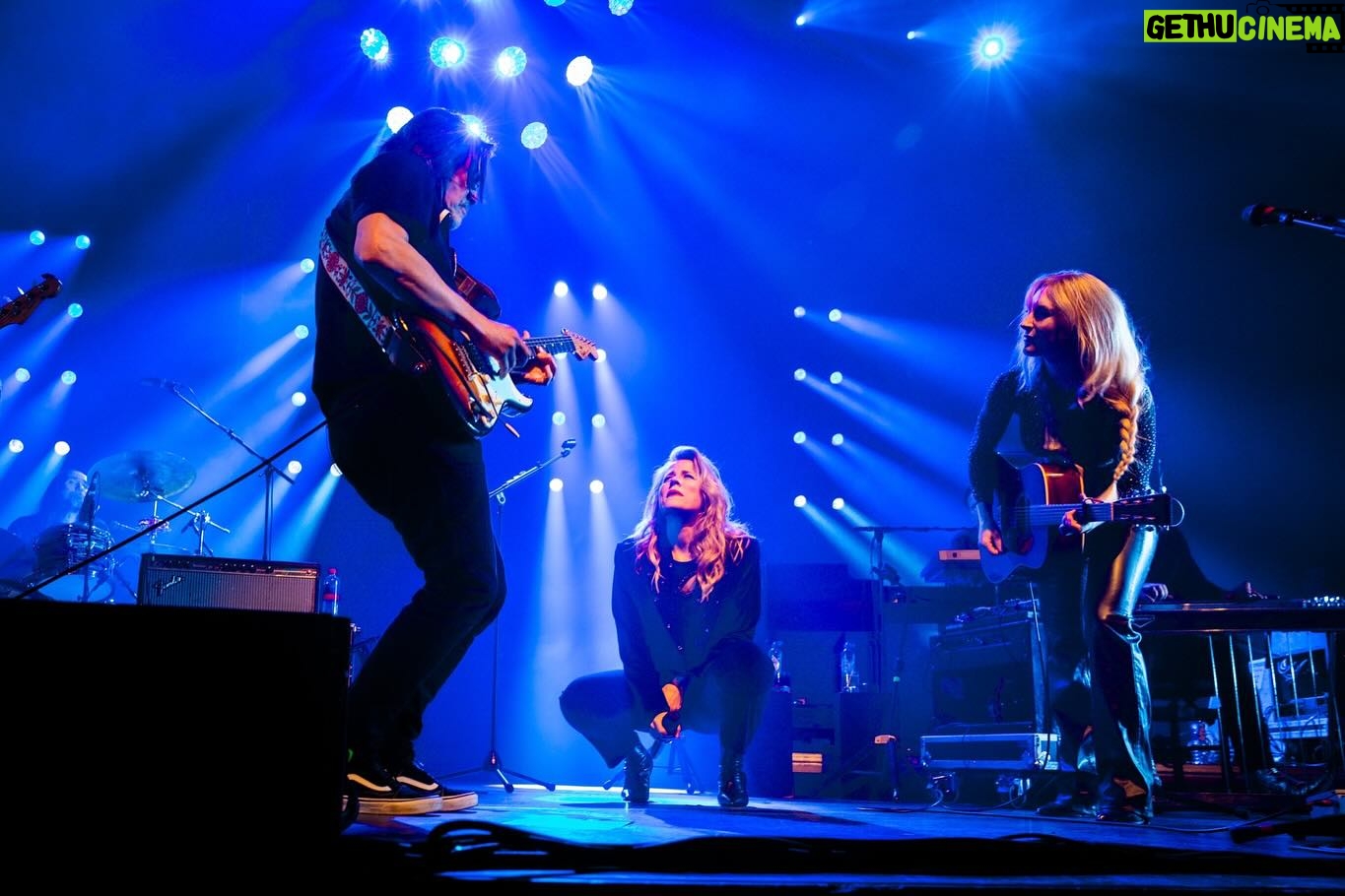 Ilse DeLange Instagram - Kickoff of the tour yesterday! It was such a beautiful evening!!! De eerste blijft spannend.. altijd.. maar dat maakt het gelukzalige gevoel des te groter naderhand. Dank aan iedereen die er was! 🙏🏻❤️ @theaterdelievekamp Thanks for the pics: Kim, Melanie en Anna! 🙏🏻