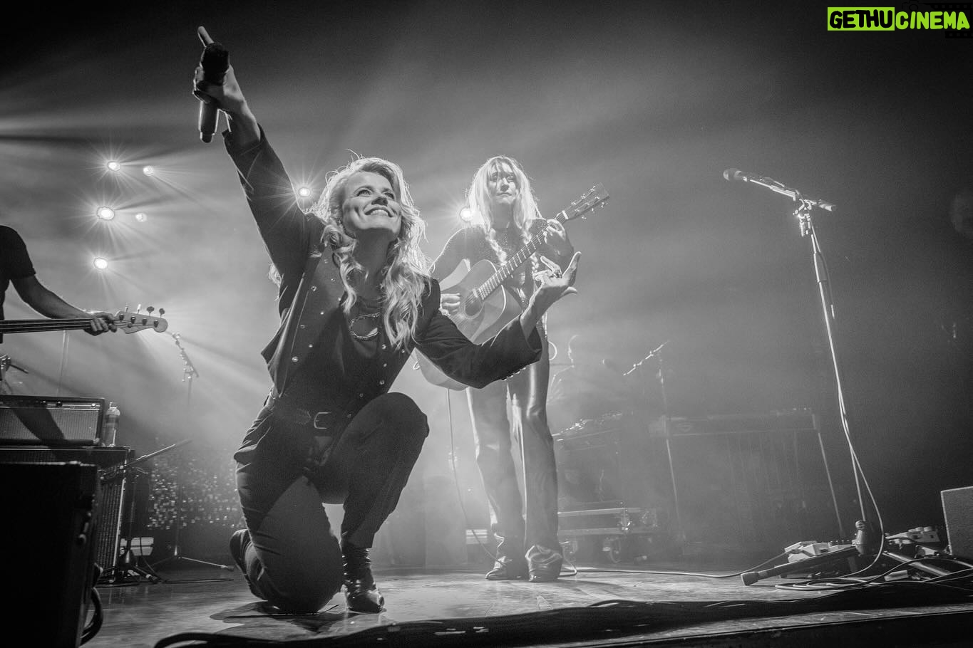 Ilse DeLange Instagram - Kickoff of the tour yesterday! It was such a beautiful evening!!! De eerste blijft spannend.. altijd.. maar dat maakt het gelukzalige gevoel des te groter naderhand. Dank aan iedereen die er was! 🙏🏻❤️ @theaterdelievekamp Thanks for the pics: Kim, Melanie en Anna! 🙏🏻