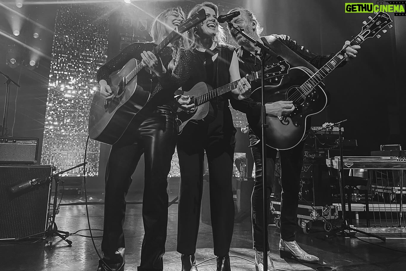 Ilse DeLange Instagram - Kickoff of the tour yesterday! It was such a beautiful evening!!! De eerste blijft spannend.. altijd.. maar dat maakt het gelukzalige gevoel des te groter naderhand. Dank aan iedereen die er was! 🙏🏻❤️ @theaterdelievekamp Thanks for the pics: Kim, Melanie en Anna! 🙏🏻