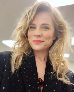 Ilse DeLange Instagram - Dat was een mooie dag! Begonnen bij @jwstartop en net te gast bij @khalidensophie.. meteen een brok in m’n keel bij het eerste fragment..dat was ook zo’n alles bepalend moment op die gele bank bij @pauldeleeuw toen. ❤️🙏🏻 zal morgen de link delen! Slaap lekker.