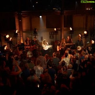Ilse DeLange Instagram - Vanavond! 22.30uur NPO3, Top 2000 “De Opening” samen met @dannyveramusic @chefspecialmusic en @alainclark plus publiek en @blokhuisleo & @shaykreuger gooien we de deuren open naar de @nporadio2 TOP2000 🎄🍾🥂 @omroepntr
