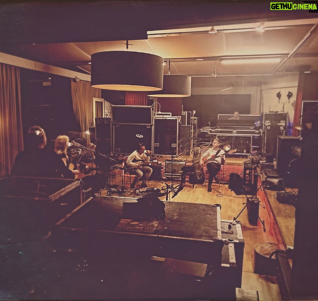 Ilse DeLange Instagram - Aftellen.. en deze band staat weer als een huis. Zo trots op onze club! ❤️ Alleen nog laatste kaartjes voor Utrecht en Tilburg. Zin om te spelen! #voorpret