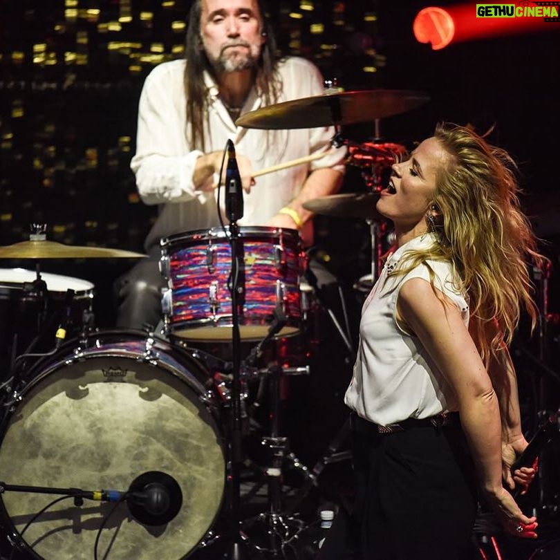 Ilse DeLange Instagram - Paradiso, Amsterdam… laatste show van onze tour, laatste van ons jaar. En wat een mooie avond was dit.. een maandag die voelde als de zwoelste zaterdag avond. Volle bak en vanaf het begin zo’n enthousiast publiek. Met een heerlijk brak gevoel nu nagenieten. Dank aan iedereen die er was, dank aan mijn lieve band en crew. 🔥❤️🙏🏻 📷 @esmee73