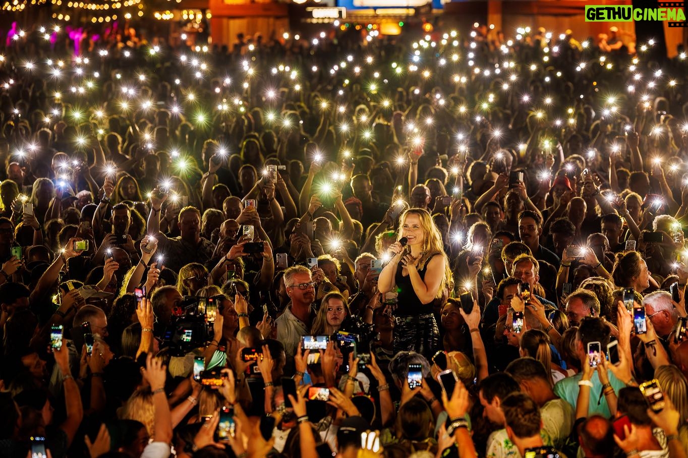 Ilse DeLange - 2.4K Likes - Dank voor de prachtige Tuckerville jaren ❤️🙏🏻.
📷 @benhoudijk