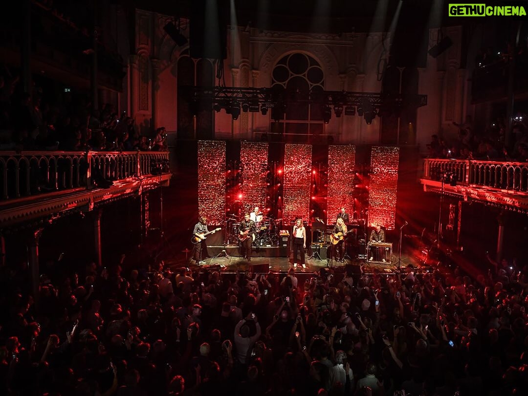 Ilse DeLange Instagram - Paradiso, Amsterdam… laatste show van onze tour, laatste van ons jaar. En wat een mooie avond was dit.. een maandag die voelde als de zwoelste zaterdag avond. Volle bak en vanaf het begin zo’n enthousiast publiek. Met een heerlijk brak gevoel nu nagenieten. Dank aan iedereen die er was, dank aan mijn lieve band en crew. 🔥❤️🙏🏻 📷 @esmee73