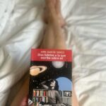 Ilse Salas Instagram - Me lo encontré en una pila de libros pendientes, libros que me regalan o que compro y voy acumulando esperando su momento, ni siquiera sabía que este venía con dedicatoria . Me trajo un mazazo de recuerdos y coincidencias que necesitaba leer. Yo también descubrí a mi padre cuando exploré el librero que dejó cuando se fue de la casa y también ,con todo este amor que le tengo he necesitado muchas veces , estar lejos. Gracias @aura_gj 💜