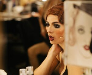 Ilse Salas Instagram - ¿Quieren hablar de política? Hablemos de #cabaret . ¿NO quieren hablar de política ? ¡HABLEMOS de #cabaret ! Esta obra no es apta para mentes retrógradas que no miran al mundo de frente HOY. 📸 @emiliovaldes55 💜  p.d. El mensaje es real. En el 2024. El mundo que no avanza…