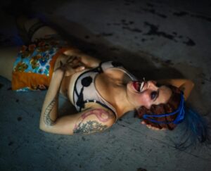 Ilse Salas Instagram - ¿Quieren hablar de política? Hablemos de #cabaret . ¿NO quieren hablar de política ? ¡HABLEMOS de #cabaret ! Esta obra no es apta para mentes retrógradas que no miran al mundo de frente HOY. 📸 @emiliovaldes55 💜  p.d. El mensaje es real. En el 2024. El mundo que no avanza…