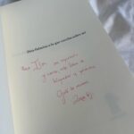 Ilse Salas Instagram - Me lo encontré en una pila de libros pendientes, libros que me regalan o que compro y voy acumulando esperando su momento, ni siquiera sabía que este venía con dedicatoria . Me trajo un mazazo de recuerdos y coincidencias que necesitaba leer. Yo también descubrí a mi padre cuando exploré el librero que dejó cuando se fue de la casa y también ,con todo este amor que le tengo he necesitado muchas veces , estar lejos. Gracias @aura_gj 💜