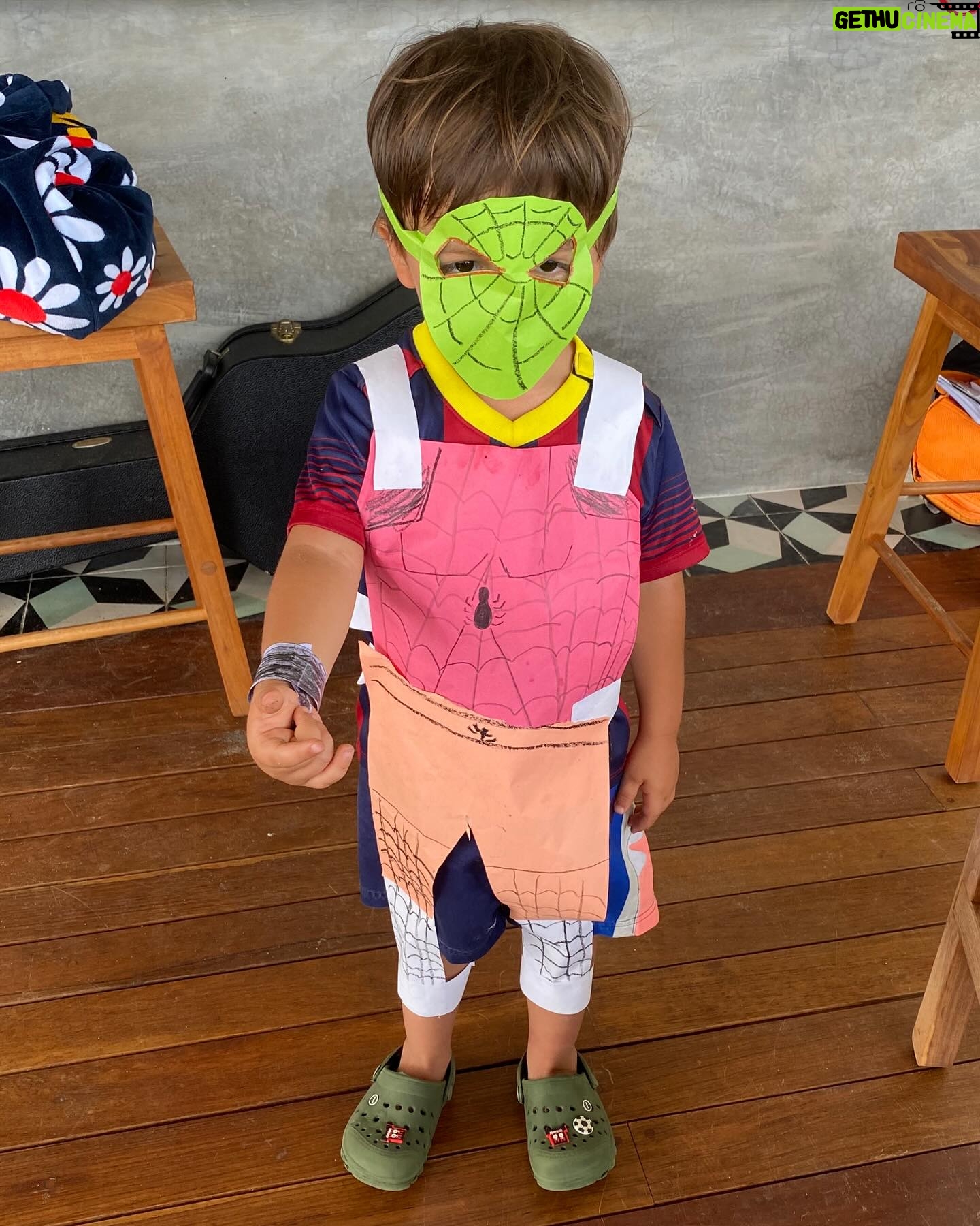 Ilse Salas Instagram - En esta casa habemos 3 atormentadxs personajes y uno que no se deja llevar por tanto drama . Hoy cumple años La alegría más relajada de esta casa, el terremoto más dulce ,nuestro Spiderman inagotable , nuestro cable a tierra…