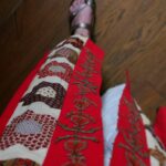 Ilse Salas Instagram - Este tesoro está hecho de retazos antiquísimos de telas y bordados otomanos. Lo encontré en un rincón perdido en #estambul ( la ciudad más fascinante que conozco) . Me gusta tanto que no me atrevía a usarlo 😬. Hasta hoy .