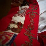 Ilse Salas Instagram - Este tesoro está hecho de retazos antiquísimos de telas y bordados otomanos. Lo encontré en un rincón perdido en #estambul ( la ciudad más fascinante que conozco) . Me gusta tanto que no me atrevía a usarlo 😬. Hasta hoy .
