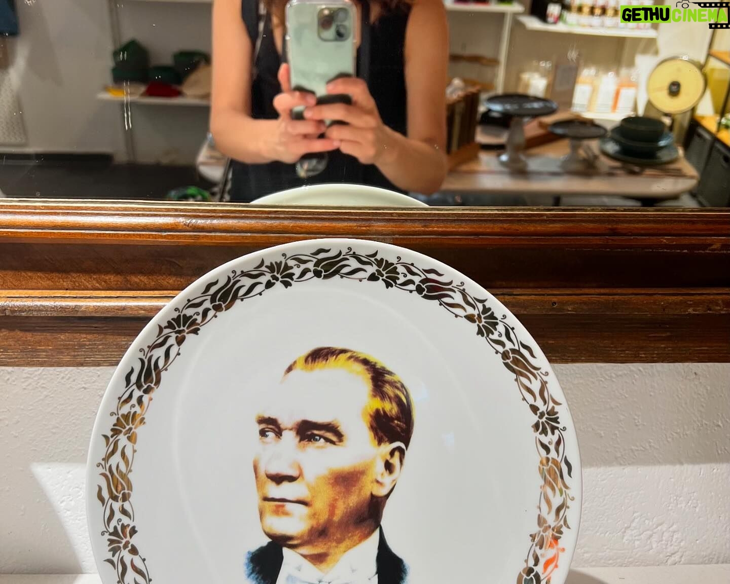 Ilse Salas Instagram - Este tesoro está hecho de retazos antiquísimos de telas y bordados otomanos. Lo encontré en un rincón perdido en #estambul ( la ciudad más fascinante que conozco) . Me gusta tanto que no me atrevía a usarlo 😬. Hasta hoy .