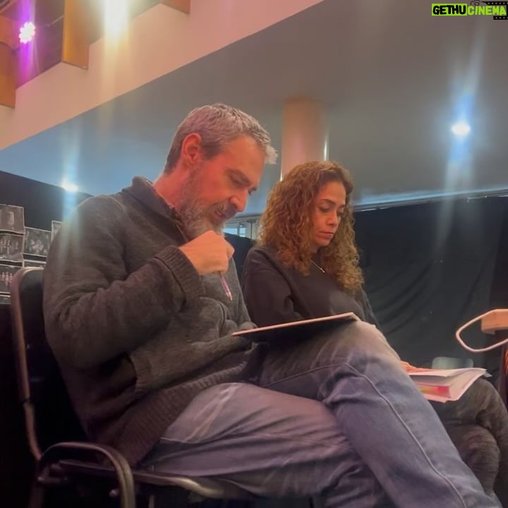 Ilse Salas Instagram - Después de seis meses dando cuerpo, corazón, alma, cabeza , lágrimas, músculo y VOZ a esta obra, después de doscientas aventuras invaluables y total admiración por mis colegas , me voy despidiendo en plenitud total , habiendo atravesado días tremendos en donde pensé que no la armaba. Mi alegría y agradecimiento es eterno. Este #Cabaret está en su momento más brillante. 🙌🏽 ÚLTIMAS 12 funciones como #SallyBowlles y que la estafeta ¡ siga rolando! ❤️