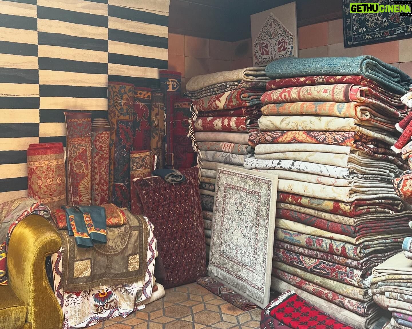 Ilse Salas Instagram - Este tesoro está hecho de retazos antiquísimos de telas y bordados otomanos. Lo encontré en un rincón perdido en #estambul ( la ciudad más fascinante que conozco) . Me gusta tanto que no me atrevía a usarlo 😬. Hasta hoy .