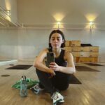 Ilse Salas Instagram - Después de seis meses dando cuerpo, corazón, alma, cabeza , lágrimas, músculo y VOZ a esta obra, después de doscientas aventuras invaluables y total admiración por mis colegas , me voy despidiendo en plenitud total , habiendo atravesado días tremendos en donde pensé que no la armaba. Mi alegría y agradecimiento es eterno. Este #Cabaret está en su momento más brillante. 🙌🏽 ÚLTIMAS 12 funciones como #SallyBowlles y que la estafeta ¡ siga rolando! ❤️