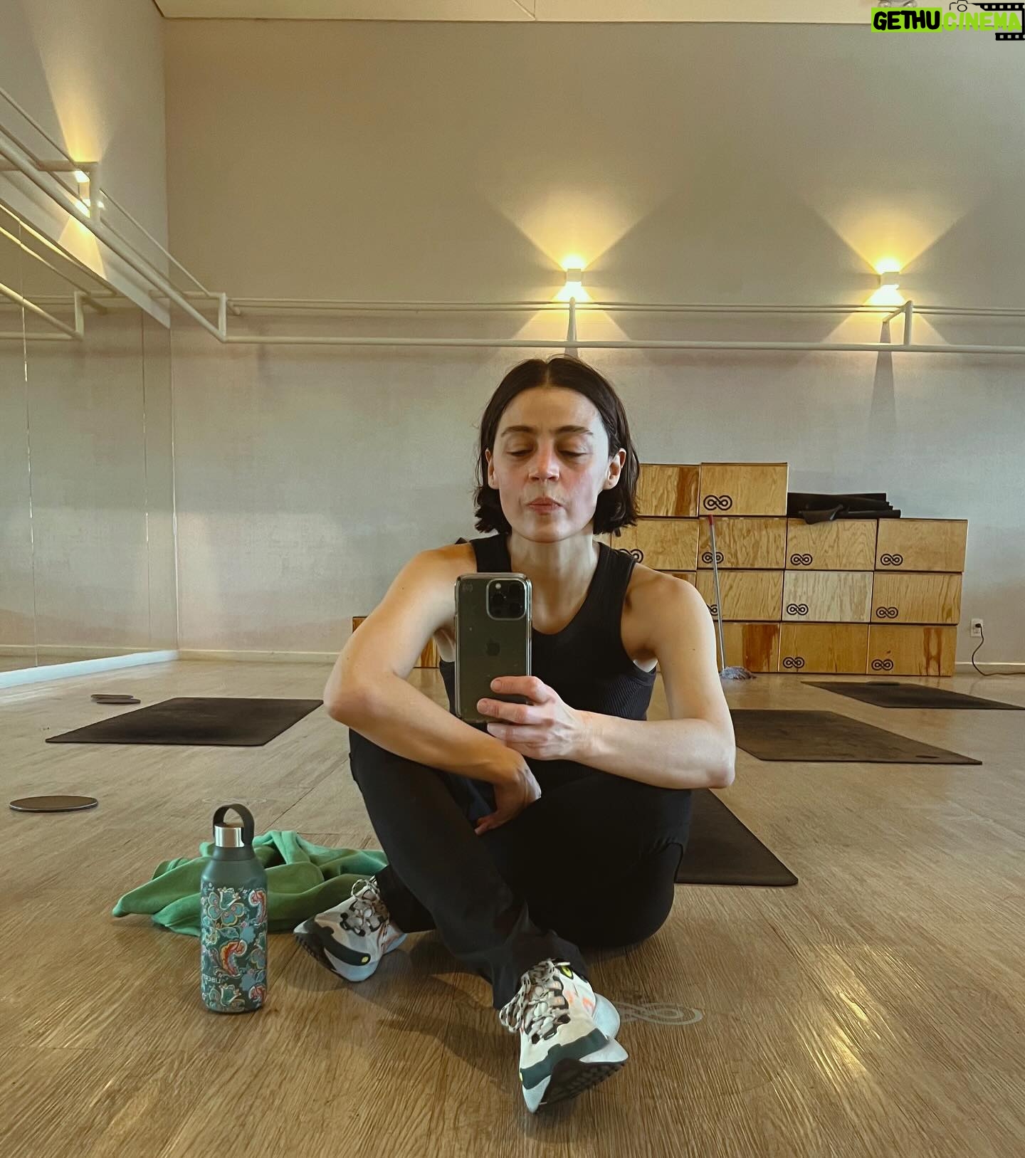 Ilse Salas Instagram - Después de seis meses dando cuerpo, corazón, alma, cabeza , lágrimas, músculo y VOZ a esta obra, después de doscientas aventuras invaluables y total admiración por mis colegas , me voy despidiendo en plenitud total , habiendo atravesado días tremendos en donde pensé que no la armaba. Mi alegría y agradecimiento es eterno. Este #Cabaret está en su momento más brillante. 🙌🏽 ÚLTIMAS 12 funciones como #SallyBowlles y que la estafeta ¡ siga rolando! ❤️