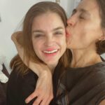 Ilse Salas Instagram - Después de seis meses dando cuerpo, corazón, alma, cabeza , lágrimas, músculo y VOZ a esta obra, después de doscientas aventuras invaluables y total admiración por mis colegas , me voy despidiendo en plenitud total , habiendo atravesado días tremendos en donde pensé que no la armaba. Mi alegría y agradecimiento es eterno. Este #Cabaret está en su momento más brillante. 🙌🏽 ÚLTIMAS 12 funciones como #SallyBowlles y que la estafeta ¡ siga rolando! ❤️