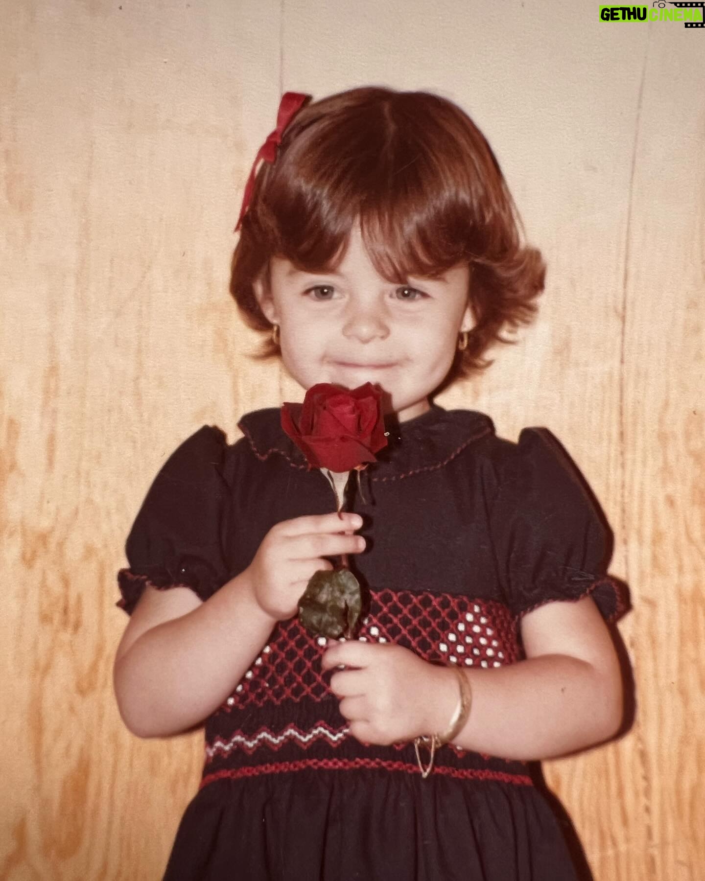 Ilse Salas Instagram - Siempre posando para la foto… #diadelaniña #diadelniño 🌹