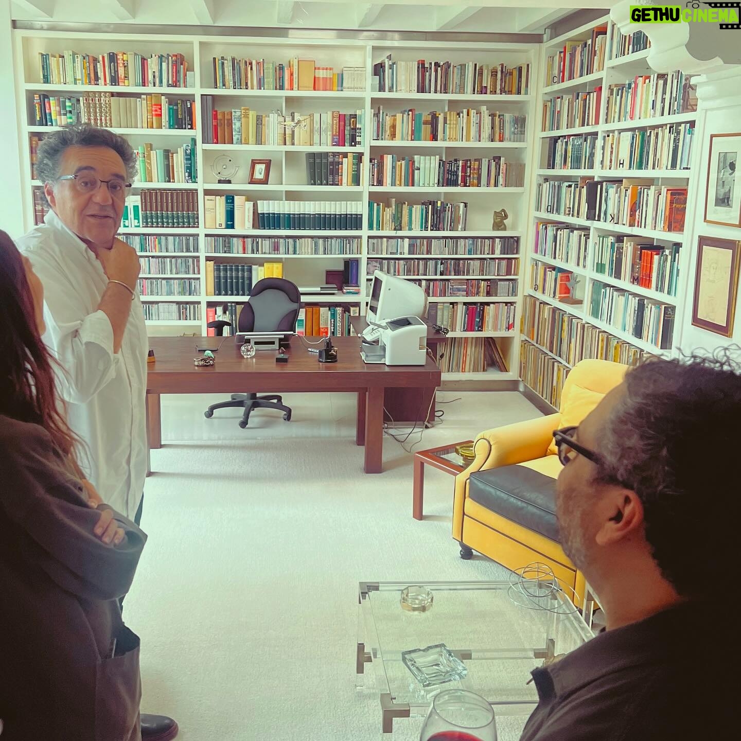 Ilse Salas Instagram - La biblioteca ( una de las ) de “El Gabo”de la mano de @rodgarcia59 y estos seres de puro amor… Que regalo de domingo 💜.