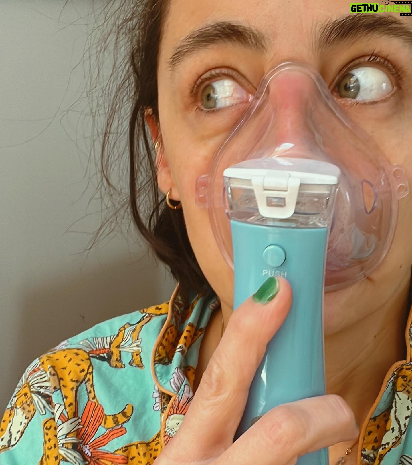 Ilse Salas Instagram - Después de seis meses dando cuerpo, corazón, alma, cabeza , lágrimas, músculo y VOZ a esta obra, después de doscientas aventuras invaluables y total admiración por mis colegas , me voy despidiendo en plenitud total , habiendo atravesado días tremendos en donde pensé que no la armaba. Mi alegría y agradecimiento es eterno. Este #Cabaret está en su momento más brillante. 🙌🏽 ÚLTIMAS 12 funciones como #SallyBowlles y que la estafeta ¡ siga rolando! ❤️