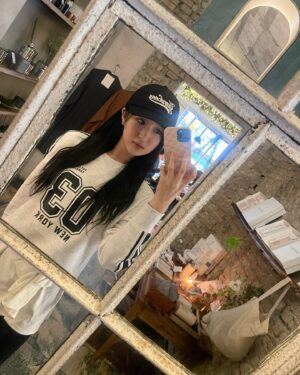 Im Min-su Instagram - #협찬

가끔은 색다르게 스포티한 룩 입는 것도 재밌어☺️❤️

#MLBKOREA#MLBCREW#MLB바시티#MLB맨투맨#맨투맨#맨투맨코디#맨투맨추천#오버핏맨투맨#여자맨투맨