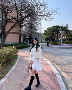 Im Min-su Instagram - 벚꽃없는 벚꽃나무와,,?!🌸
