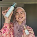 Iman Meskini Instagram - Bli med og opplev naturlig skjønnhet med Sei∂r og @imanmeskini !🌟 Vi er så utrolig stolte over å introdusere vår nye Sei∂r ambassadør - den fantastiske Iman Meskini! Iman er kjent for sitt engasjement, sin styrke og inspirasjon til mange. Nå har hun sluttet seg til Sei∂r-familien for å hjelpe oss med å fremme våre verdier om naturlig skjønnhet og bærekraft. 🌿 Iman ble kjent med Sei∂r produktene etter et event i Oslo i 2023 og har brukt Seiðr siden.🤩 For å feire dette spennende partnerskapet, arrangerer vi en eksklusiv giveaway! Iman har valgt ut sine to favorittprodukter fra Sei∂r, nemlig Protective Day Cream SPF 30 og Anti-Age Eye Cream og vi vil gi disse til 2 heldige følgere. Slik deltar du: Følg @seidrnorge og @imanmeskini på Instagram. Lik dette innlegget. Tagg en venn i kommentarfeltet som du tror vil elske Sei∂r-produkter like mye som Iman gjør og vær med i trekningen av 2 produkter hver til deg og vennen din🧡 Vinnere annonseres 3.juni. Masse lykke til! 🍀 #Sei∂r #Giveaway #ImanMeskini #NaturligSkjønnhet #Bærekraft