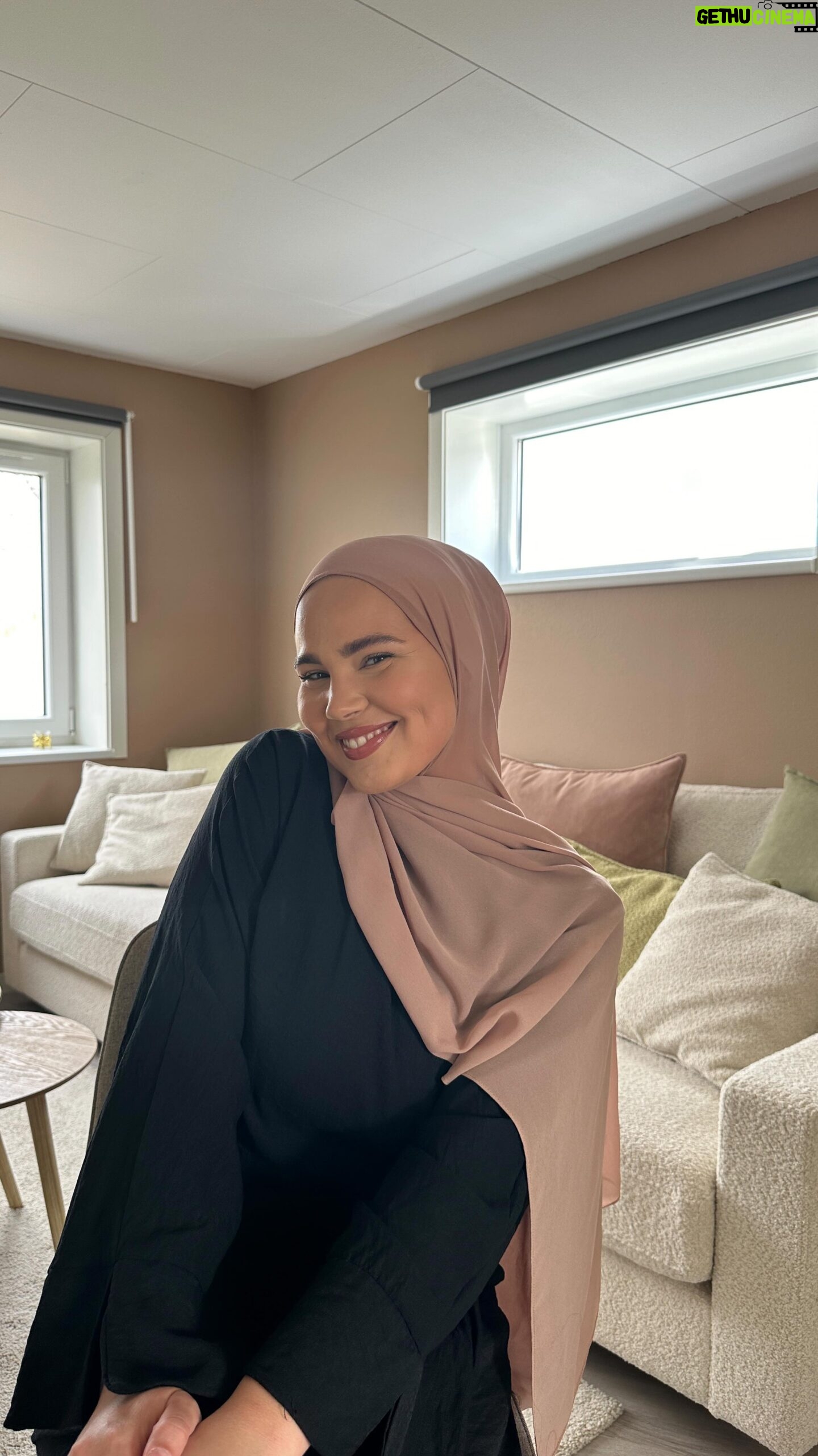 Iman Meskini Instagram - Svarer på spørsmålene jeg oftest får om HER!💜 Ikke gå glipp av HER Conference & Awards 2024! Sikre din billett nå med rabattkoden «IMAN10» på herconference.no 🏆👏🏽 Reklame