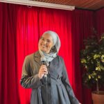 Iman Meskini Instagram – Yesterday, I had the opportunity to give a lecture on diversity and tolerance to over 300 youths in Ålesund 🎤

Following that, I led a «lunch with purpose,» where decision-makers and youths came together for conversations on three specific topics that engage the youths: improving mental health services in schools, creating a safer and more inclusive graduation celebration period, and enhancing public transportation services 👏🏽

Thank you to The North West for the invitation, and for a professional and pleasant event and stay. I also want to thank everyone who attended to hear me speak, and thank you for all the kind feedback!❤️