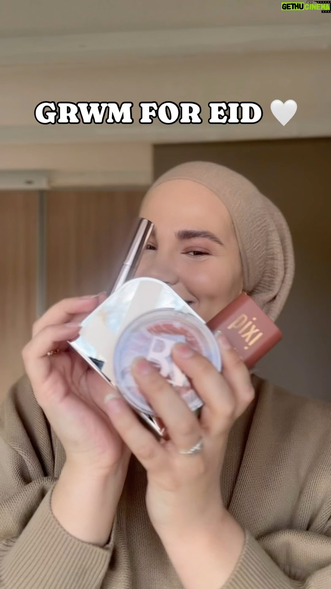 Iman Meskini Instagram - Annonse @kicks.no Ramadan går mot slutten, og Eid er rett rundt hjørnet! Eid for meg handler om tid med familien, Eid-bønn i moskeen, god mat og fine antrekk. Til mitt antrekk i år har jeg sminket meg med produkter fra @kicks.no og nå kan du gjøre det samme! 💞 Eid Mubarak!🥳 Akkurat nå får du 20% rabatt på utvalgte øye-sminke fra 3/4 - 10/4. 🙌🏽 Produkter: Pixi - On The Glow Bronze BeautyAct - Brightening Under-Eye Setting Powder BeautyAct - Sunkissed Baked Bronzer BeautyAct - Healthy Radiance Baked Blush Forever Blushing BeautyAct - Iconic Glow Kit Anastasia - Clear Brow Gel Shiseido - Eyelash Curler BeautyAct - Water Resistant Lengthening Mascara BeautyAct - No Matter Liquid Lipstick #kicksno #eid2024 #eidmubarak