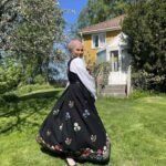 Iman Meskini Instagram - Reklame: Oslobunad lånt fra @emblabunader 🇳🇴❤️ Jeg har drømt om å gå i bunad på 17. mai hele livet mitt. Fra jeg var liten har jeg alltid sett opp til de som bar dette vakre plagget på nasjonaldagen, og i år var det endelig min tur🙌🏽 Jeg har reflektert over hvorfor det var så viktig for meg å skulle ha på meg bunaden en dag jeg også. Jeg har vel kommet fram til at det var fordi jeg var opptatt av å bli ansett som «norsk nok»🇳🇴 Heldigvis har jeg kommet en lang vei derfra. Det er ikke viktig for meg hva andre anser meg som. Det viktigste er hva jeg føler meg. Jeg ER ingen nasjonalitet, jeg ER bare meg 🌸 Jeg trenger ikke å la meg definere av hvor mine foreldre er fra, eller hvor jeg ble født, eller hvor jeg vokste opp. Det er lov å føle seg som litt av alt, eller ingenting av noe🤷🏽‍♀️ I dag bærer jeg bunaden fordi jeg synes den er et vakkert plagg, og fordi jeg alltid har ønsket meg muligheten til å kunne ha den på. Den bærer jeg stolt, like stolt som jeg bærer hijaben min, palestinaskjerfet mitt og i andre anledninger andre nasjonaldrakter⭐️ Jeg er et produkt av mange ting, og det er helt greit. Jeg er et menneske som er i stadig endring og trenger ikke å ha et fasitsvar på om jeg er det ene eller andre, det viktige er at jeg er takknemlig for hvor jeg er i dag, og stolt over den jeg har blitt til 🤲🏽 Gratulerer med dagen (på etterskudd) 🇳🇴🎈