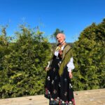 Iman Meskini Instagram - Reklame: Oslobunad lånt fra @emblabunader 🇳🇴❤️ Jeg har drømt om å gå i bunad på 17. mai hele livet mitt. Fra jeg var liten har jeg alltid sett opp til de som bar dette vakre plagget på nasjonaldagen, og i år var det endelig min tur🙌🏽 Jeg har reflektert over hvorfor det var så viktig for meg å skulle ha på meg bunaden en dag jeg også. Jeg har vel kommet fram til at det var fordi jeg var opptatt av å bli ansett som «norsk nok»🇳🇴 Heldigvis har jeg kommet en lang vei derfra. Det er ikke viktig for meg hva andre anser meg som. Det viktigste er hva jeg føler meg. Jeg ER ingen nasjonalitet, jeg ER bare meg 🌸 Jeg trenger ikke å la meg definere av hvor mine foreldre er fra, eller hvor jeg ble født, eller hvor jeg vokste opp. Det er lov å føle seg som litt av alt, eller ingenting av noe🤷🏽‍♀️ I dag bærer jeg bunaden fordi jeg synes den er et vakkert plagg, og fordi jeg alltid har ønsket meg muligheten til å kunne ha den på. Den bærer jeg stolt, like stolt som jeg bærer hijaben min, palestinaskjerfet mitt og i andre anledninger andre nasjonaldrakter⭐️ Jeg er et produkt av mange ting, og det er helt greit. Jeg er et menneske som er i stadig endring og trenger ikke å ha et fasitsvar på om jeg er det ene eller andre, det viktige er at jeg er takknemlig for hvor jeg er i dag, og stolt over den jeg har blitt til 🤲🏽 Gratulerer med dagen (på etterskudd) 🇳🇴🎈