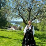 Iman Meskini Instagram - Reklame: Oslobunad lånt fra @emblabunader 🇳🇴❤️ Jeg har drømt om å gå i bunad på 17. mai hele livet mitt. Fra jeg var liten har jeg alltid sett opp til de som bar dette vakre plagget på nasjonaldagen, og i år var det endelig min tur🙌🏽 Jeg har reflektert over hvorfor det var så viktig for meg å skulle ha på meg bunaden en dag jeg også. Jeg har vel kommet fram til at det var fordi jeg var opptatt av å bli ansett som «norsk nok»🇳🇴 Heldigvis har jeg kommet en lang vei derfra. Det er ikke viktig for meg hva andre anser meg som. Det viktigste er hva jeg føler meg. Jeg ER ingen nasjonalitet, jeg ER bare meg 🌸 Jeg trenger ikke å la meg definere av hvor mine foreldre er fra, eller hvor jeg ble født, eller hvor jeg vokste opp. Det er lov å føle seg som litt av alt, eller ingenting av noe🤷🏽‍♀️ I dag bærer jeg bunaden fordi jeg synes den er et vakkert plagg, og fordi jeg alltid har ønsket meg muligheten til å kunne ha den på. Den bærer jeg stolt, like stolt som jeg bærer hijaben min, palestinaskjerfet mitt og i andre anledninger andre nasjonaldrakter⭐️ Jeg er et produkt av mange ting, og det er helt greit. Jeg er et menneske som er i stadig endring og trenger ikke å ha et fasitsvar på om jeg er det ene eller andre, det viktige er at jeg er takknemlig for hvor jeg er i dag, og stolt over den jeg har blitt til 🤲🏽 Gratulerer med dagen (på etterskudd) 🇳🇴🎈