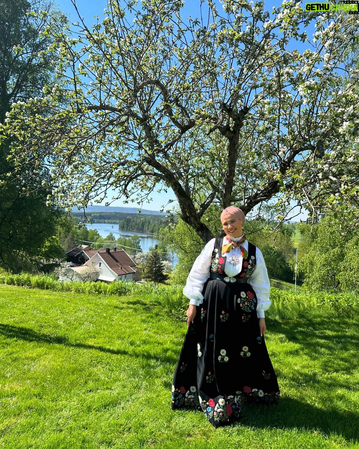 Iman Meskini - 11.1K Likes - Reklame: Oslobunad lĆ„nt fra @emblabunader š³š“ā¤ļø
Jeg har drĆømt om Ć„ gĆ„ i bunad pĆ„ 17. mai hele livet mitt. Fra jeg var liten har jeg alltid sett opp til de som bar dette vakre plagget pĆ„ nasjonaldagen, og i Ć„r var det endelig min turšš½
Jeg har reflektert over hvorfor det var sĆ„ viktig for meg Ć„ skulle ha pĆ„ meg bunaden en dag jeg ogsĆ„. Jeg har vel kommet fram til at det var fordi jeg var opptatt av Ć„ bli ansett som Ā«norsk nokĀ»š³š“
Heldigvis har jeg kommet en lang vei derfra. Det er ikke viktig for meg hva andre anser meg som. Det viktigste er hva jeg fĆøler meg. Jeg ER ingen nasjonalitet, jeg ER bare meg šø
Jeg trenger ikke Ć„ la meg definere av hvor mine foreldre er fra, eller hvor jeg ble fĆødt, eller hvor jeg vokste opp. Det er lov Ć„ fĆøle seg som litt av alt, eller ingenting av noeš¤·š½āāļø
I dag bƦrer jeg bunaden fordi jeg synes den er et vakkert plagg, og fordi jeg alltid har Ćønsket meg muligheten til Ć„ kunne ha den pĆ„. Den bƦrer jeg stolt, like stolt som jeg bƦrer hijaben min, palestinaskjerfet mitt og i andre anledninger andre nasjonaldrakterāļø
Jeg er et produkt av mange ting, og det er helt greit. Jeg er et menneske som er i stadig endring og trenger ikke Ć„ ha et fasitsvar pĆ„ om jeg er det ene eller andre, det viktige er at jeg er takknemlig for hvor jeg er i dag, og stolt over den jeg har blitt til š¤²š½
Gratulerer med dagen (pĆ„ etterskudd) š³š“š