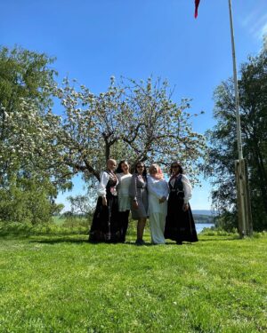 Iman Meskini Instagram - Reklame: Oslobunad lånt fra @emblabunader 🇳🇴❤️

Jeg har drømt om å gå i bunad på 17. mai hele livet mitt. Fra jeg var liten har jeg alltid sett opp til de som bar dette vakre plagget på nasjonaldagen, og i år var det endelig min tur🙌🏽

Jeg har reflektert over hvorfor det var så viktig for meg å skulle ha på meg bunaden en dag jeg også. Jeg har vel kommet fram til at det var fordi  jeg var opptatt av å bli ansett som «norsk nok»🇳🇴

Heldigvis har jeg kommet en lang vei derfra. Det er ikke viktig for meg hva andre anser meg som. Det viktigste er hva jeg føler meg. Jeg ER ingen nasjonalitet, jeg ER bare meg 🌸

Jeg trenger ikke å la meg definere av hvor mine foreldre er fra, eller hvor jeg ble født, eller hvor jeg vokste opp. Det er lov å føle seg som litt av alt, eller ingenting av noe🤷🏽‍♀️

I dag bærer jeg bunaden fordi jeg synes den er et vakkert plagg, og fordi jeg alltid har ønsket meg muligheten til å kunne ha den på. Den bærer jeg stolt, like stolt som jeg bærer hijaben min, palestinaskjerfet mitt og i andre anledninger andre nasjonaldrakter⭐️

Jeg er et produkt av mange ting, og det er helt greit. Jeg er et menneske som er i stadig endring og trenger ikke å ha et fasitsvar på om jeg er det ene eller andre, det viktige er at jeg er takknemlig for hvor jeg er i dag, og stolt over den jeg har blitt til 🤲🏽

Gratulerer med dagen (på etterskudd) 🇳🇴🎈