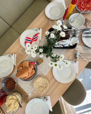 Iman Meskini Instagram - Reklame: Oslobunad lånt fra @emblabunader 🇳🇴❤️

Jeg har drømt om å gå i bunad på 17. mai hele livet mitt. Fra jeg var liten har jeg alltid sett opp til de som bar dette vakre plagget på nasjonaldagen, og i år var det endelig min tur🙌🏽

Jeg har reflektert over hvorfor det var så viktig for meg å skulle ha på meg bunaden en dag jeg også. Jeg har vel kommet fram til at det var fordi  jeg var opptatt av å bli ansett som «norsk nok»🇳🇴

Heldigvis har jeg kommet en lang vei derfra. Det er ikke viktig for meg hva andre anser meg som. Det viktigste er hva jeg føler meg. Jeg ER ingen nasjonalitet, jeg ER bare meg 🌸

Jeg trenger ikke å la meg definere av hvor mine foreldre er fra, eller hvor jeg ble født, eller hvor jeg vokste opp. Det er lov å føle seg som litt av alt, eller ingenting av noe🤷🏽‍♀️

I dag bærer jeg bunaden fordi jeg synes den er et vakkert plagg, og fordi jeg alltid har ønsket meg muligheten til å kunne ha den på. Den bærer jeg stolt, like stolt som jeg bærer hijaben min, palestinaskjerfet mitt og i andre anledninger andre nasjonaldrakter⭐️

Jeg er et produkt av mange ting, og det er helt greit. Jeg er et menneske som er i stadig endring og trenger ikke å ha et fasitsvar på om jeg er det ene eller andre, det viktige er at jeg er takknemlig for hvor jeg er i dag, og stolt over den jeg har blitt til 🤲🏽

Gratulerer med dagen (på etterskudd) 🇳🇴🎈