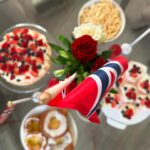 Iman Meskini Instagram - Reklame: Oslobunad lånt fra @emblabunader 🇳🇴❤️ Jeg har drømt om å gå i bunad på 17. mai hele livet mitt. Fra jeg var liten har jeg alltid sett opp til de som bar dette vakre plagget på nasjonaldagen, og i år var det endelig min tur🙌🏽 Jeg har reflektert over hvorfor det var så viktig for meg å skulle ha på meg bunaden en dag jeg også. Jeg har vel kommet fram til at det var fordi jeg var opptatt av å bli ansett som «norsk nok»🇳🇴 Heldigvis har jeg kommet en lang vei derfra. Det er ikke viktig for meg hva andre anser meg som. Det viktigste er hva jeg føler meg. Jeg ER ingen nasjonalitet, jeg ER bare meg 🌸 Jeg trenger ikke å la meg definere av hvor mine foreldre er fra, eller hvor jeg ble født, eller hvor jeg vokste opp. Det er lov å føle seg som litt av alt, eller ingenting av noe🤷🏽‍♀️ I dag bærer jeg bunaden fordi jeg synes den er et vakkert plagg, og fordi jeg alltid har ønsket meg muligheten til å kunne ha den på. Den bærer jeg stolt, like stolt som jeg bærer hijaben min, palestinaskjerfet mitt og i andre anledninger andre nasjonaldrakter⭐️ Jeg er et produkt av mange ting, og det er helt greit. Jeg er et menneske som er i stadig endring og trenger ikke å ha et fasitsvar på om jeg er det ene eller andre, det viktige er at jeg er takknemlig for hvor jeg er i dag, og stolt over den jeg har blitt til 🤲🏽 Gratulerer med dagen (på etterskudd) 🇳🇴🎈