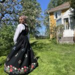 Iman Meskini Instagram - Reklame: Oslobunad lånt fra @emblabunader 🇳🇴❤️ Jeg har drømt om å gå i bunad på 17. mai hele livet mitt. Fra jeg var liten har jeg alltid sett opp til de som bar dette vakre plagget på nasjonaldagen, og i år var det endelig min tur🙌🏽 Jeg har reflektert over hvorfor det var så viktig for meg å skulle ha på meg bunaden en dag jeg også. Jeg har vel kommet fram til at det var fordi jeg var opptatt av å bli ansett som «norsk nok»🇳🇴 Heldigvis har jeg kommet en lang vei derfra. Det er ikke viktig for meg hva andre anser meg som. Det viktigste er hva jeg føler meg. Jeg ER ingen nasjonalitet, jeg ER bare meg 🌸 Jeg trenger ikke å la meg definere av hvor mine foreldre er fra, eller hvor jeg ble født, eller hvor jeg vokste opp. Det er lov å føle seg som litt av alt, eller ingenting av noe🤷🏽‍♀️ I dag bærer jeg bunaden fordi jeg synes den er et vakkert plagg, og fordi jeg alltid har ønsket meg muligheten til å kunne ha den på. Den bærer jeg stolt, like stolt som jeg bærer hijaben min, palestinaskjerfet mitt og i andre anledninger andre nasjonaldrakter⭐️ Jeg er et produkt av mange ting, og det er helt greit. Jeg er et menneske som er i stadig endring og trenger ikke å ha et fasitsvar på om jeg er det ene eller andre, det viktige er at jeg er takknemlig for hvor jeg er i dag, og stolt over den jeg har blitt til 🤲🏽 Gratulerer med dagen (på etterskudd) 🇳🇴🎈