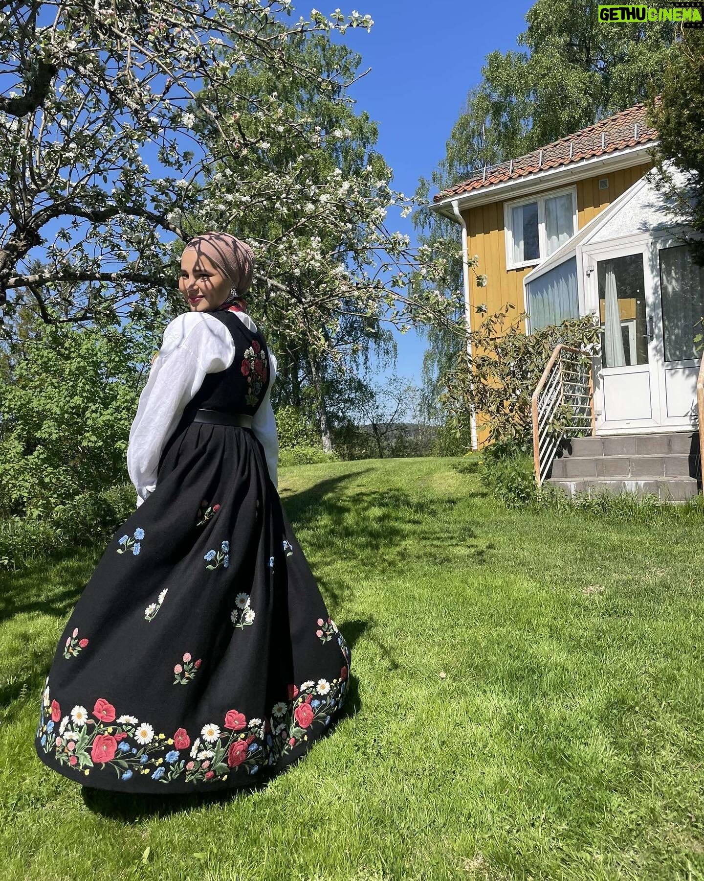 Iman Meskini - 11.1K Likes - Reklame: Oslobunad lĆ„nt fra @emblabunader š³š“ā¤ļø
Jeg har drĆømt om Ć„ gĆ„ i bunad pĆ„ 17. mai hele livet mitt. Fra jeg var liten har jeg alltid sett opp til de som bar dette vakre plagget pĆ„ nasjonaldagen, og i Ć„r var det endelig min turšš½
Jeg har reflektert over hvorfor det var sĆ„ viktig for meg Ć„ skulle ha pĆ„ meg bunaden en dag jeg ogsĆ„. Jeg har vel kommet fram til at det var fordi jeg var opptatt av Ć„ bli ansett som Ā«norsk nokĀ»š³š“
Heldigvis har jeg kommet en lang vei derfra. Det er ikke viktig for meg hva andre anser meg som. Det viktigste er hva jeg fĆøler meg. Jeg ER ingen nasjonalitet, jeg ER bare meg šø
Jeg trenger ikke Ć„ la meg definere av hvor mine foreldre er fra, eller hvor jeg ble fĆødt, eller hvor jeg vokste opp. Det er lov Ć„ fĆøle seg som litt av alt, eller ingenting av noeš¤·š½āāļø
I dag bƦrer jeg bunaden fordi jeg synes den er et vakkert plagg, og fordi jeg alltid har Ćønsket meg muligheten til Ć„ kunne ha den pĆ„. Den bƦrer jeg stolt, like stolt som jeg bƦrer hijaben min, palestinaskjerfet mitt og i andre anledninger andre nasjonaldrakterāļø
Jeg er et produkt av mange ting, og det er helt greit. Jeg er et menneske som er i stadig endring og trenger ikke Ć„ ha et fasitsvar pĆ„ om jeg er det ene eller andre, det viktige er at jeg er takknemlig for hvor jeg er i dag, og stolt over den jeg har blitt til š¤²š½
Gratulerer med dagen (pĆ„ etterskudd) š³š“š