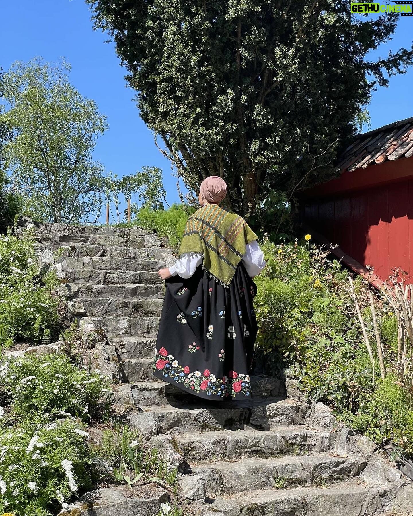 Iman Meskini - 11.1K Likes - Reklame: Oslobunad lĆ„nt fra @emblabunader š³š“ā¤ļø
Jeg har drĆømt om Ć„ gĆ„ i bunad pĆ„ 17. mai hele livet mitt. Fra jeg var liten har jeg alltid sett opp til de som bar dette vakre plagget pĆ„ nasjonaldagen, og i Ć„r var det endelig min turšš½
Jeg har reflektert over hvorfor det var sĆ„ viktig for meg Ć„ skulle ha pĆ„ meg bunaden en dag jeg ogsĆ„. Jeg har vel kommet fram til at det var fordi jeg var opptatt av Ć„ bli ansett som Ā«norsk nokĀ»š³š“
Heldigvis har jeg kommet en lang vei derfra. Det er ikke viktig for meg hva andre anser meg som. Det viktigste er hva jeg fĆøler meg. Jeg ER ingen nasjonalitet, jeg ER bare meg šø
Jeg trenger ikke Ć„ la meg definere av hvor mine foreldre er fra, eller hvor jeg ble fĆødt, eller hvor jeg vokste opp. Det er lov Ć„ fĆøle seg som litt av alt, eller ingenting av noeš¤·š½āāļø
I dag bƦrer jeg bunaden fordi jeg synes den er et vakkert plagg, og fordi jeg alltid har Ćønsket meg muligheten til Ć„ kunne ha den pĆ„. Den bƦrer jeg stolt, like stolt som jeg bƦrer hijaben min, palestinaskjerfet mitt og i andre anledninger andre nasjonaldrakterāļø
Jeg er et produkt av mange ting, og det er helt greit. Jeg er et menneske som er i stadig endring og trenger ikke Ć„ ha et fasitsvar pĆ„ om jeg er det ene eller andre, det viktige er at jeg er takknemlig for hvor jeg er i dag, og stolt over den jeg har blitt til š¤²š½
Gratulerer med dagen (pĆ„ etterskudd) š³š“š