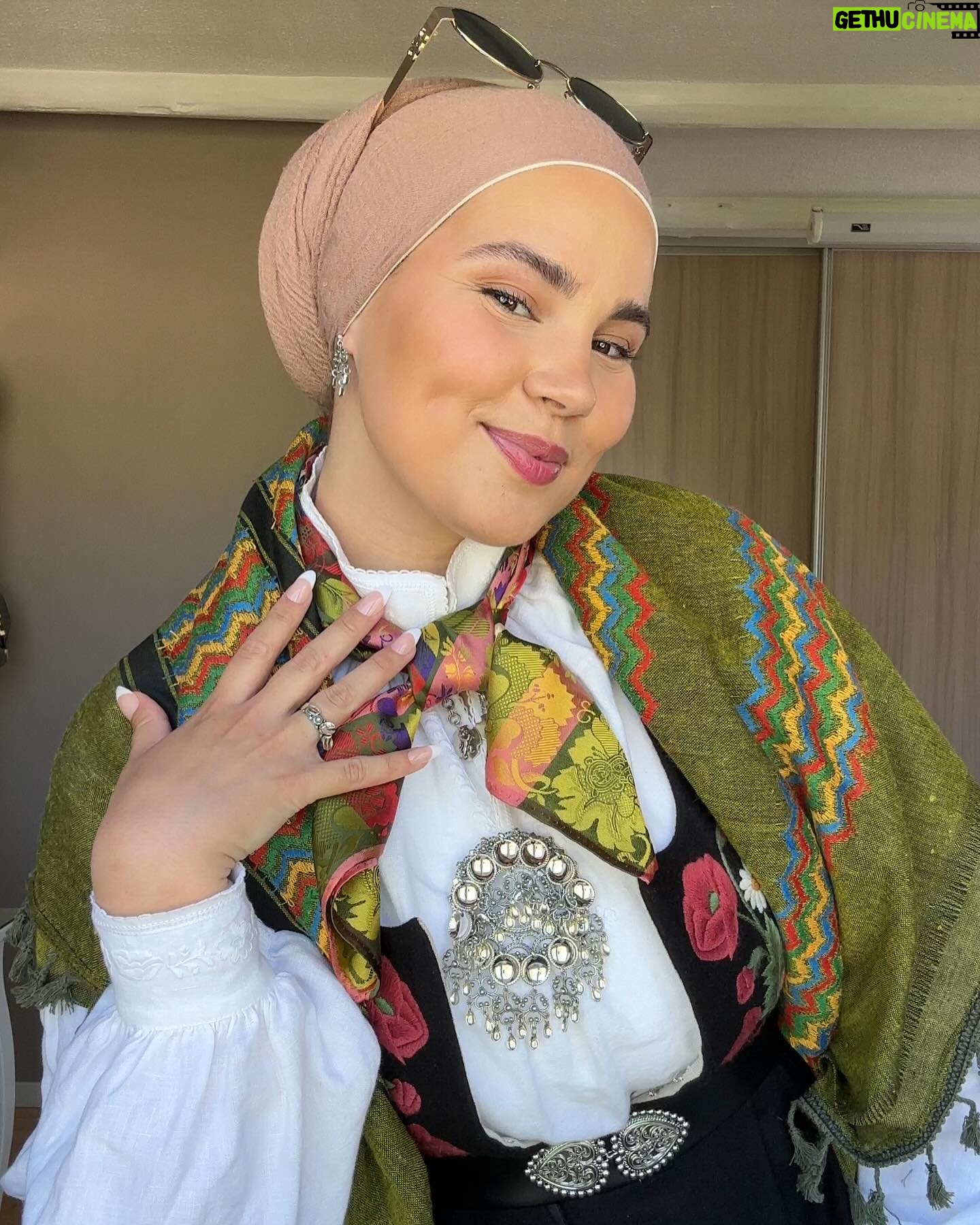 Iman Meskini - 11.1K Likes - Reklame: Oslobunad lĆ„nt fra @emblabunader š³š“ā¤ļø
Jeg har drĆømt om Ć„ gĆ„ i bunad pĆ„ 17. mai hele livet mitt. Fra jeg var liten har jeg alltid sett opp til de som bar dette vakre plagget pĆ„ nasjonaldagen, og i Ć„r var det endelig min turšš½
Jeg har reflektert over hvorfor det var sĆ„ viktig for meg Ć„ skulle ha pĆ„ meg bunaden en dag jeg ogsĆ„. Jeg har vel kommet fram til at det var fordi jeg var opptatt av Ć„ bli ansett som Ā«norsk nokĀ»š³š“
Heldigvis har jeg kommet en lang vei derfra. Det er ikke viktig for meg hva andre anser meg som. Det viktigste er hva jeg fĆøler meg. Jeg ER ingen nasjonalitet, jeg ER bare meg šø
Jeg trenger ikke Ć„ la meg definere av hvor mine foreldre er fra, eller hvor jeg ble fĆødt, eller hvor jeg vokste opp. Det er lov Ć„ fĆøle seg som litt av alt, eller ingenting av noeš¤·š½āāļø
I dag bƦrer jeg bunaden fordi jeg synes den er et vakkert plagg, og fordi jeg alltid har Ćønsket meg muligheten til Ć„ kunne ha den pĆ„. Den bƦrer jeg stolt, like stolt som jeg bƦrer hijaben min, palestinaskjerfet mitt og i andre anledninger andre nasjonaldrakterāļø
Jeg er et produkt av mange ting, og det er helt greit. Jeg er et menneske som er i stadig endring og trenger ikke Ć„ ha et fasitsvar pĆ„ om jeg er det ene eller andre, det viktige er at jeg er takknemlig for hvor jeg er i dag, og stolt over den jeg har blitt til š¤²š½
Gratulerer med dagen (pĆ„ etterskudd) š³š“š