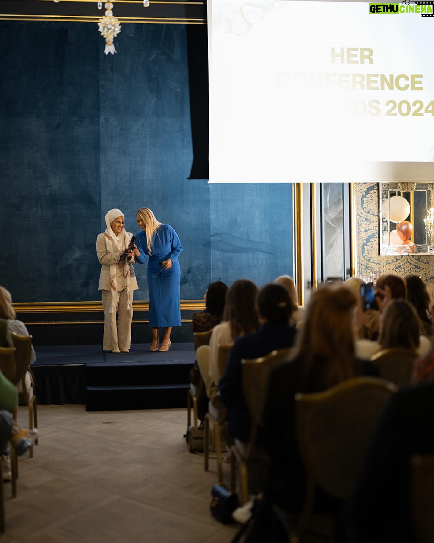 Iman Meskini Instagram - FOR EN KVELD!🌟 Tusen takk til alle som kom på HER Conference & Awards 2024. Jeg har ikke ord til å beskrive den sterke og feminine energien som var i det rommet på mandag, wow! 🤩 Takk til alle som gjorde dagen og kvelden så bra som den ble, og takk for at vi fikk gi Palestina den plassen den burde hatt på alle eventer og sammenkomster. 💔🇵🇸 Også vil jeg si spesielt takk til våre flotte konferansierer @oddmagnusw & @tinashewilliamson - for en DUO!👏🏽❤️ Gleder meg til neste år 🏆🙌🏽 Reklame: @reli.norge 👗 📸: @rostadmedia