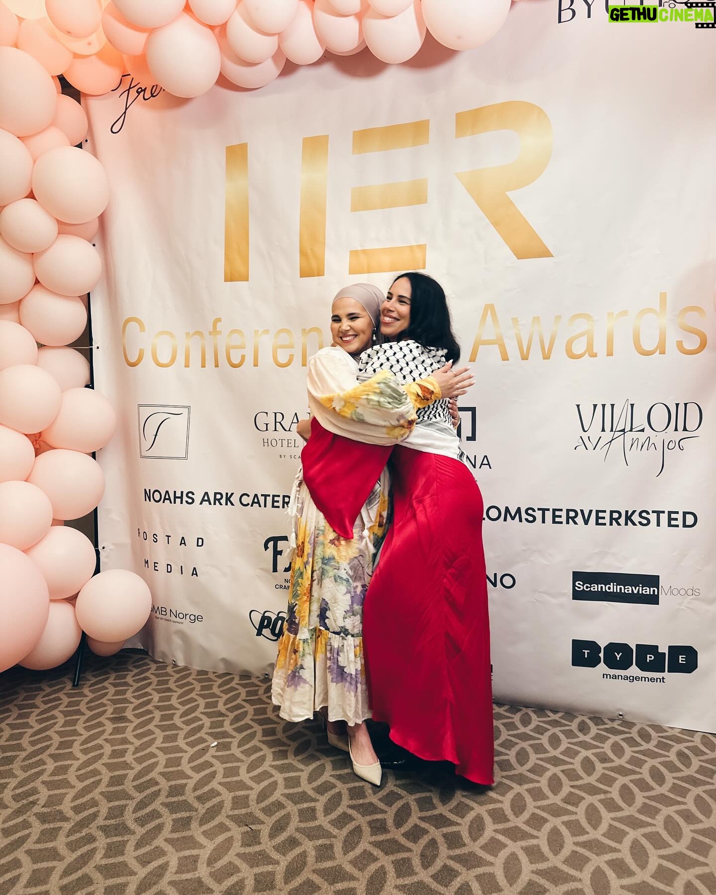 Iman Meskini Instagram - FOR EN KVELD!🌟 Tusen takk til alle som kom på HER Conference & Awards 2024. Jeg har ikke ord til å beskrive den sterke og feminine energien som var i det rommet på mandag, wow! 🤩 Takk til alle som gjorde dagen og kvelden så bra som den ble, og takk for at vi fikk gi Palestina den plassen den burde hatt på alle eventer og sammenkomster. 💔🇵🇸 Også vil jeg si spesielt takk til våre flotte konferansierer @oddmagnusw & @tinashewilliamson - for en DUO!👏🏽❤️ Gleder meg til neste år 🏆🙌🏽 Reklame: @reli.norge 👗 📸: @rostadmedia